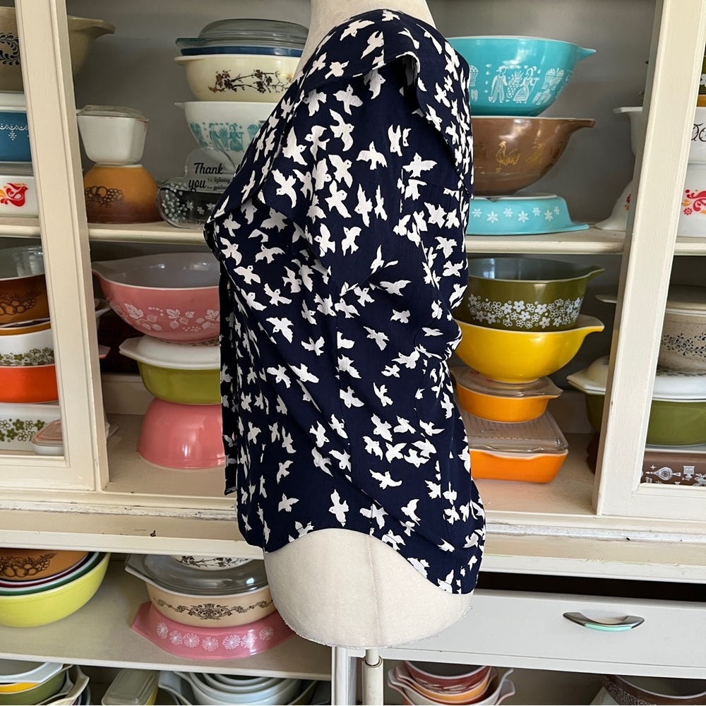 Anthropologie Maeve Austin Navy and White Bird Print Top - Size 0 - Picture 10 of 16
